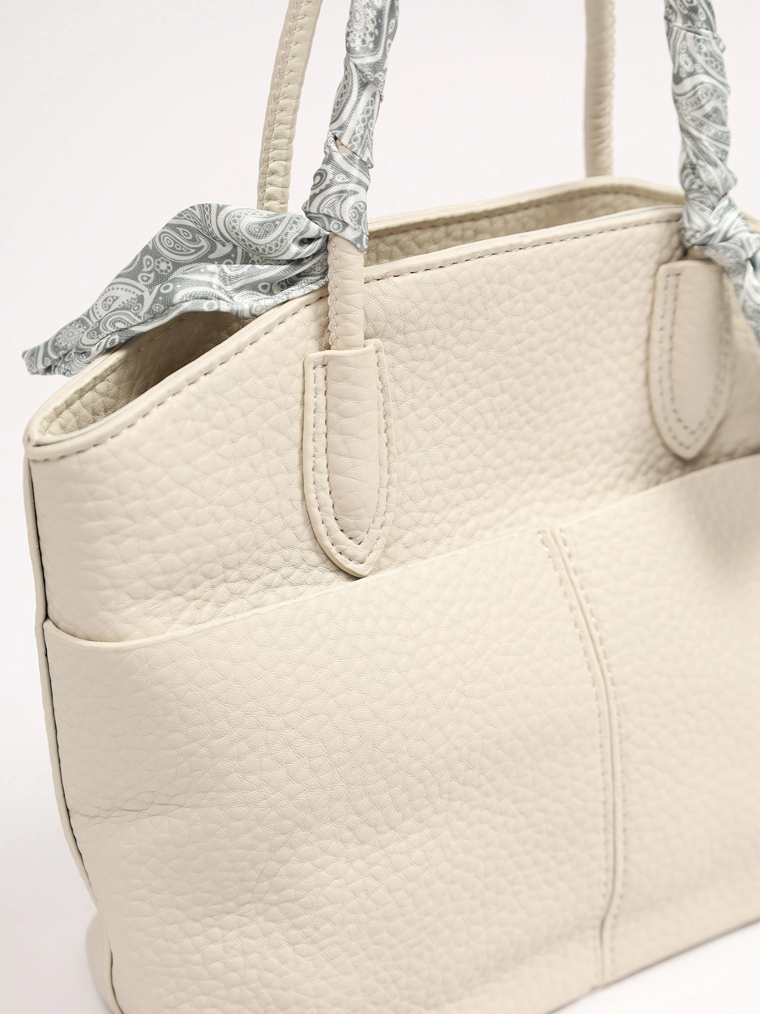 Сумка-тоут с округлыми ручками и декоративным платком в ассортименте